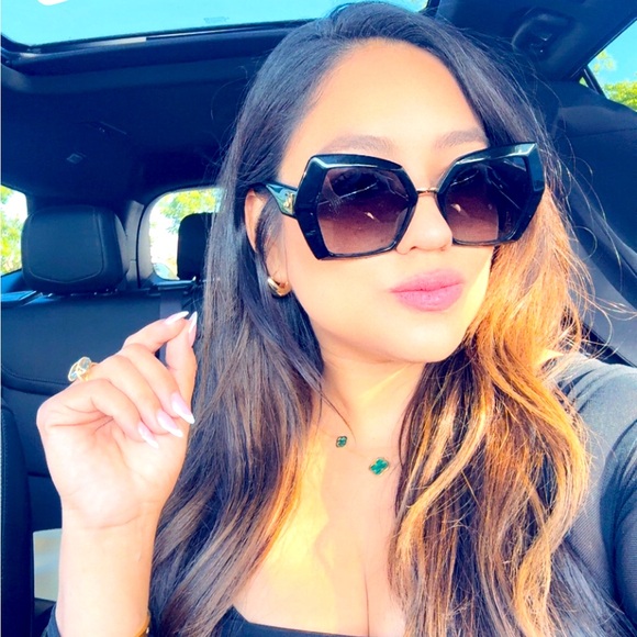 Meet your Posher, Jessica - Picture 1 of 1